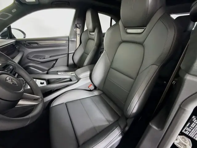 2025 Porsche Macan Turbo Electric - Photo 38