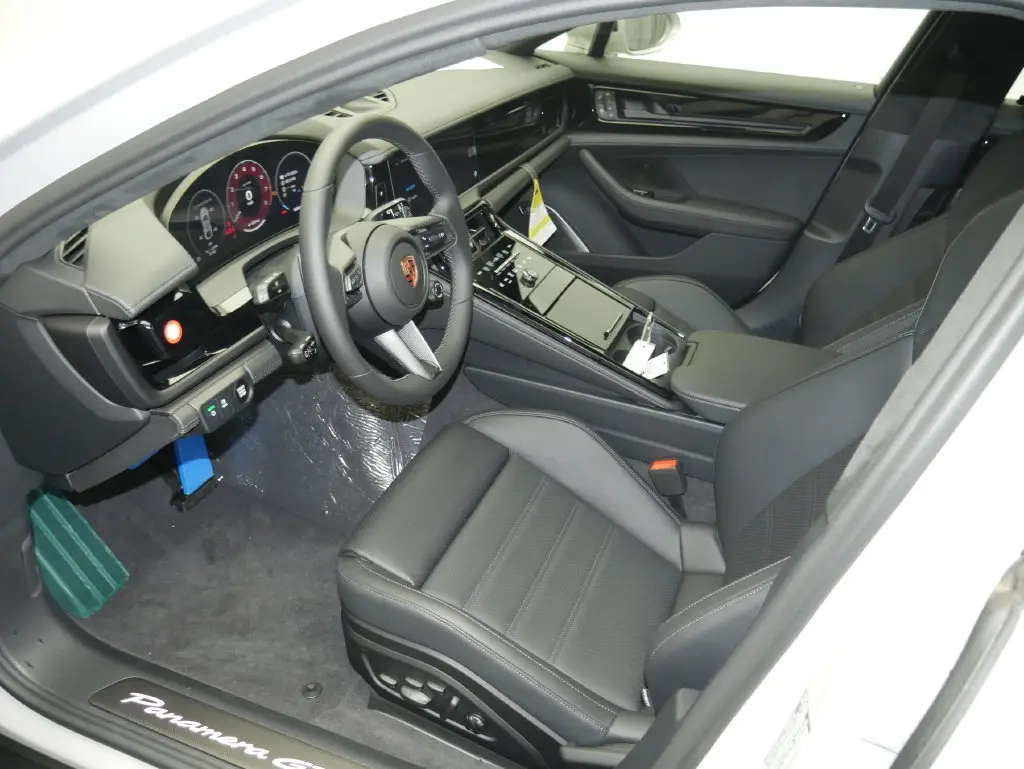 2026 Porsche Panamera GTS - Photo 40