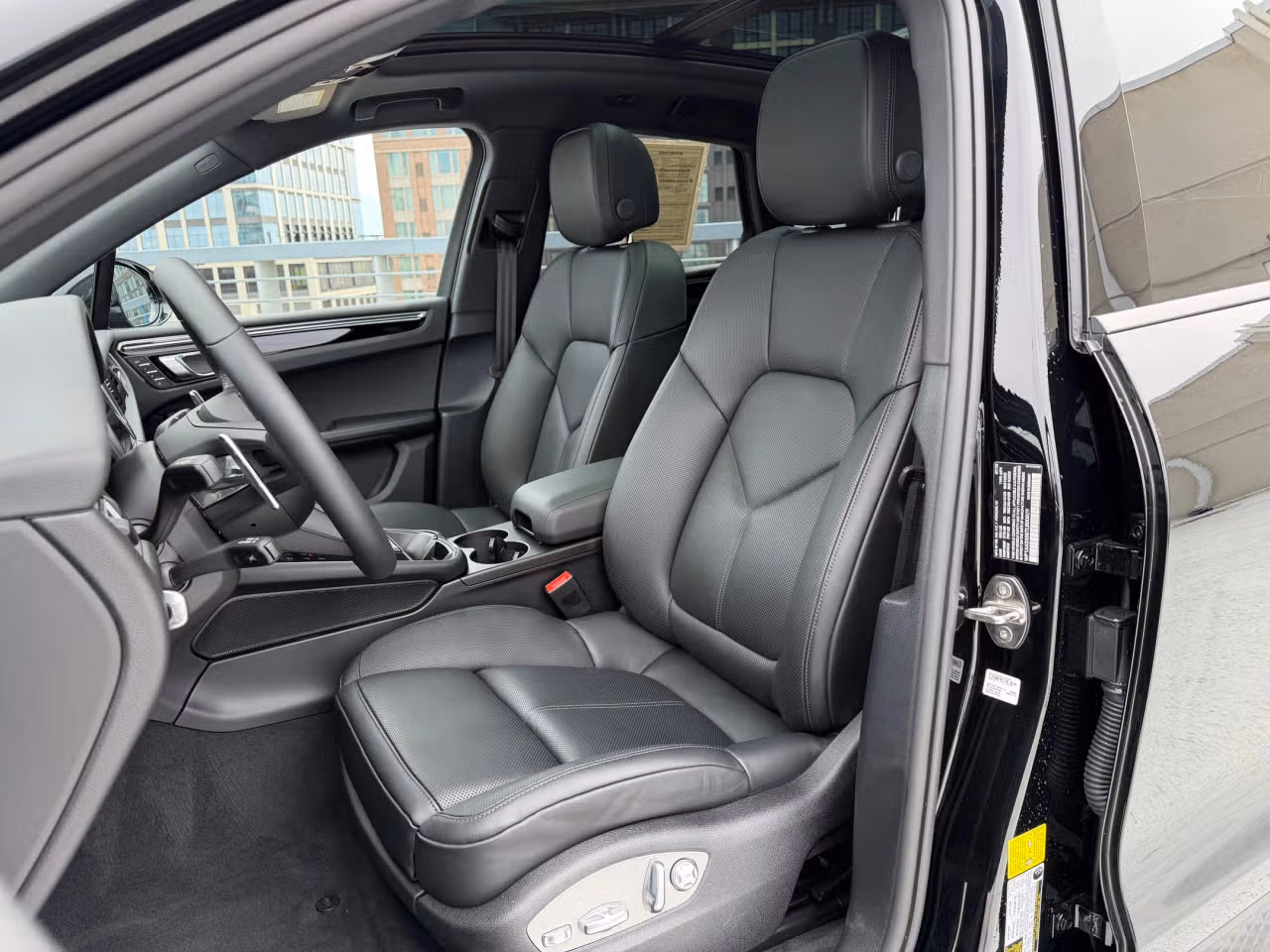 2026 Porsche Macan - Photo 36