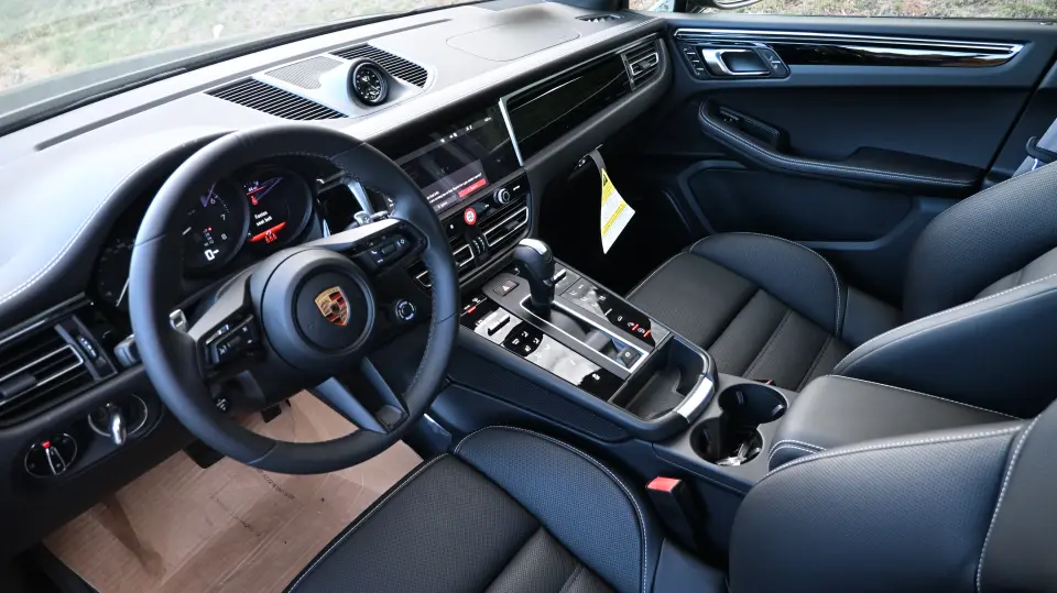 2026 Porsche Macan T - Photo 31
