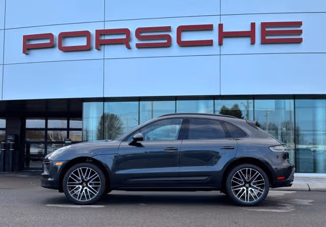 2026 Porsche Macan T - Photo 10