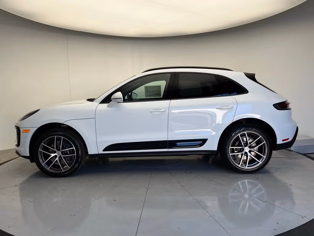 2026 Porsche Macan T - Photo 12