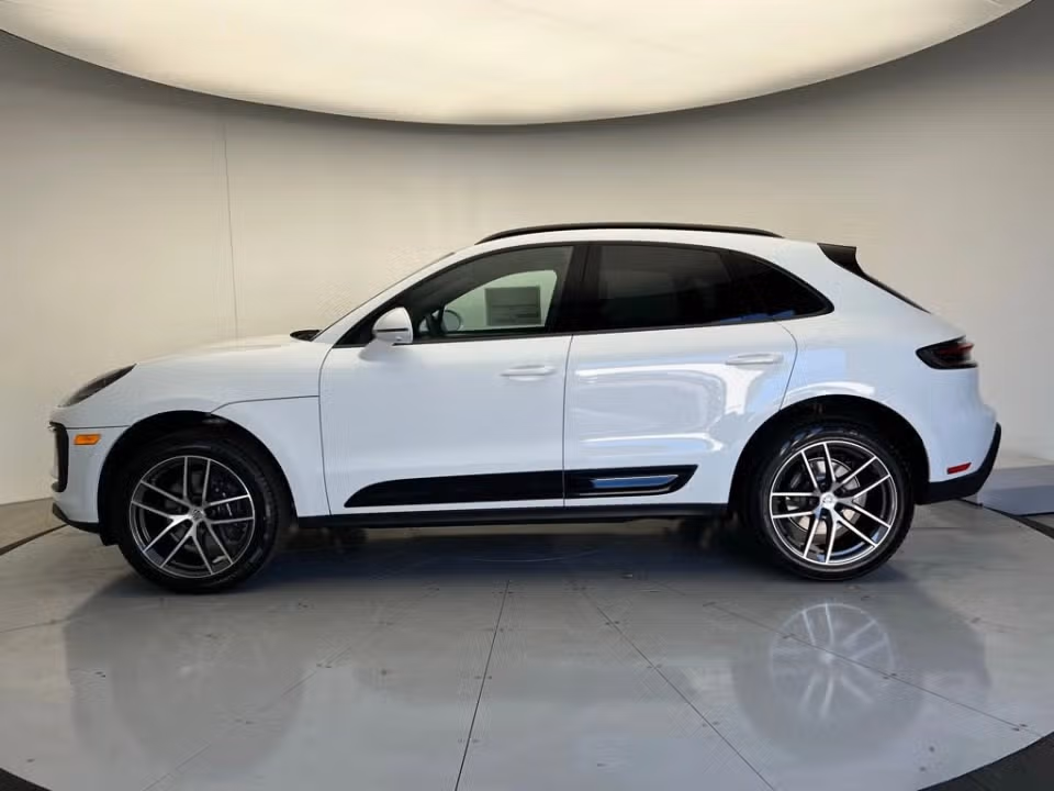 2026 Porsche Macan T - Photo 11