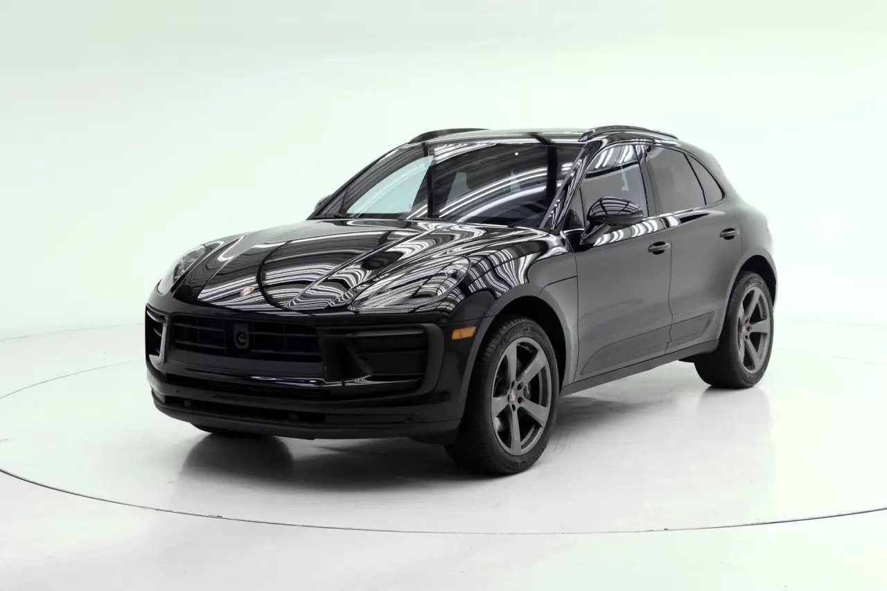 2026 Porsche Macan T - Photo 8