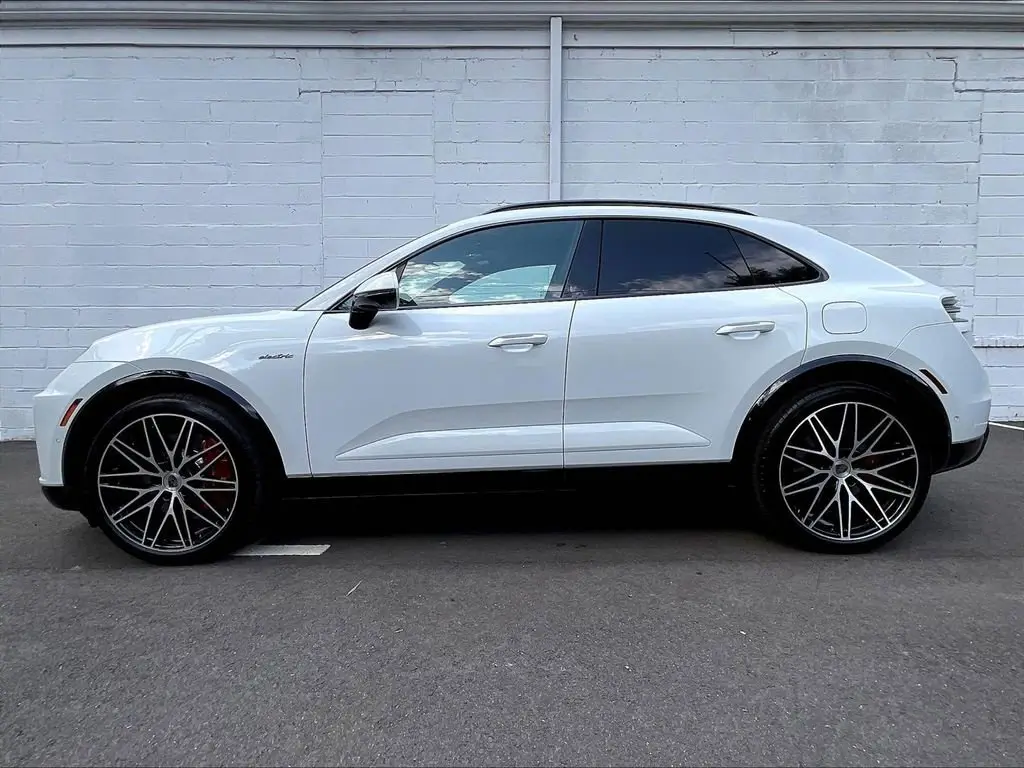 2025 Porsche Macan Turbo Electric - Photo 16
