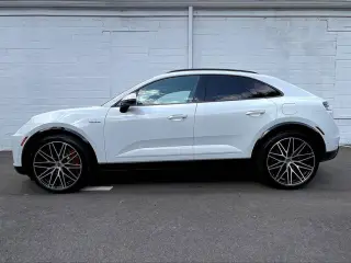 2025 Porsche Macan Turbo Electric - Photo 13