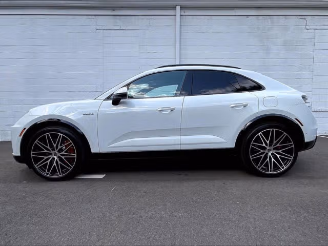 2025 Porsche Macan Turbo Electric - Photo 10