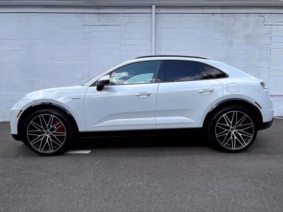 2025 Porsche Macan Turbo Electric - Photo 11
