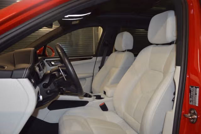 2025 Porsche Macan Base - Photo 34