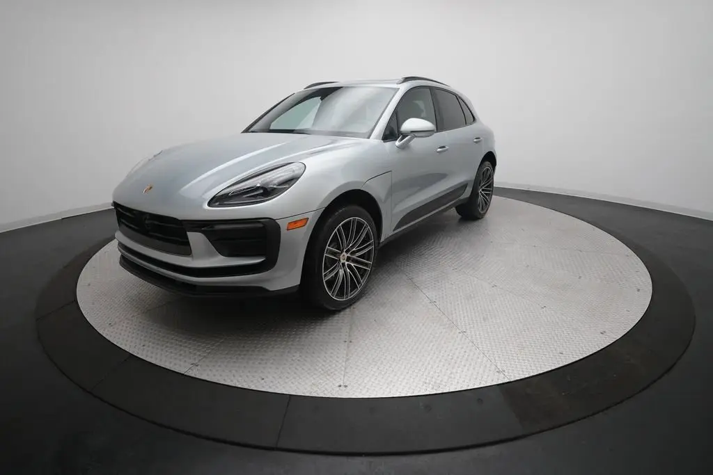 2026 Porsche Macan T - Photo 8