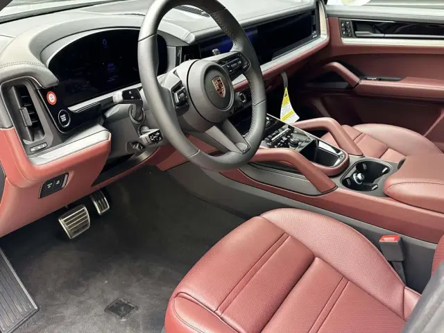 2025 Porsche Cayenne S - Photo 30