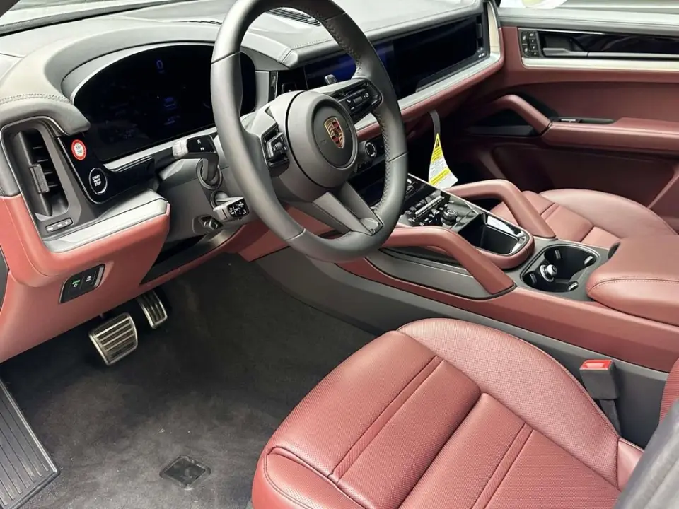 2025 Porsche Cayenne S - Photo 31
