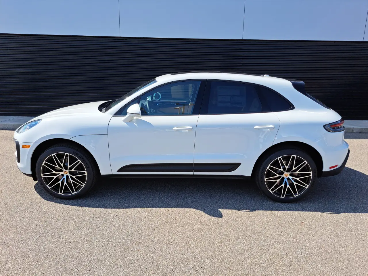 2025 Porsche Macan - Photo 16