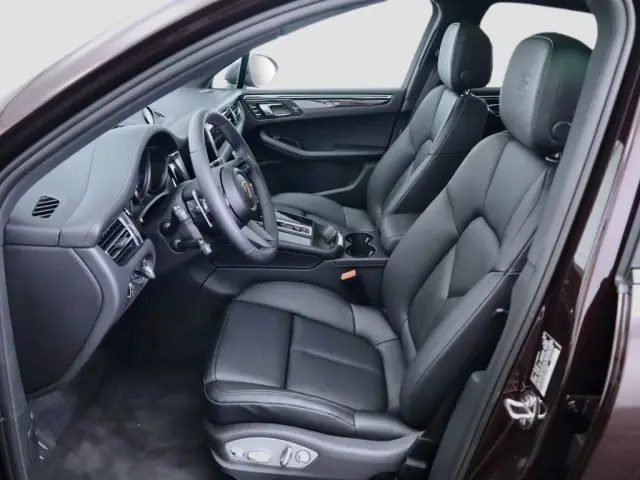 2025 Porsche Macan T - Photo 38