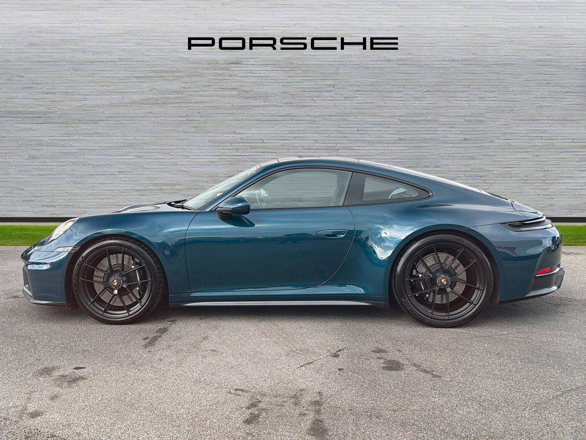 911 Carrera 4 GTS, photo 2 of 47