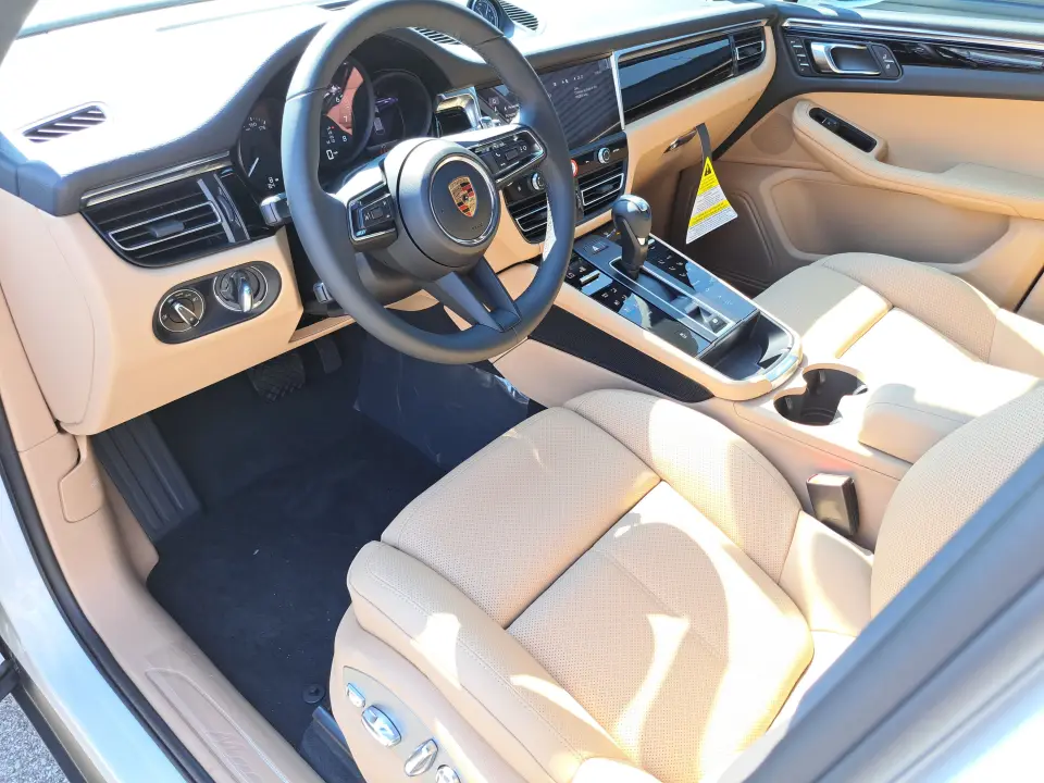 2025 Porsche Macan - Photo 31
