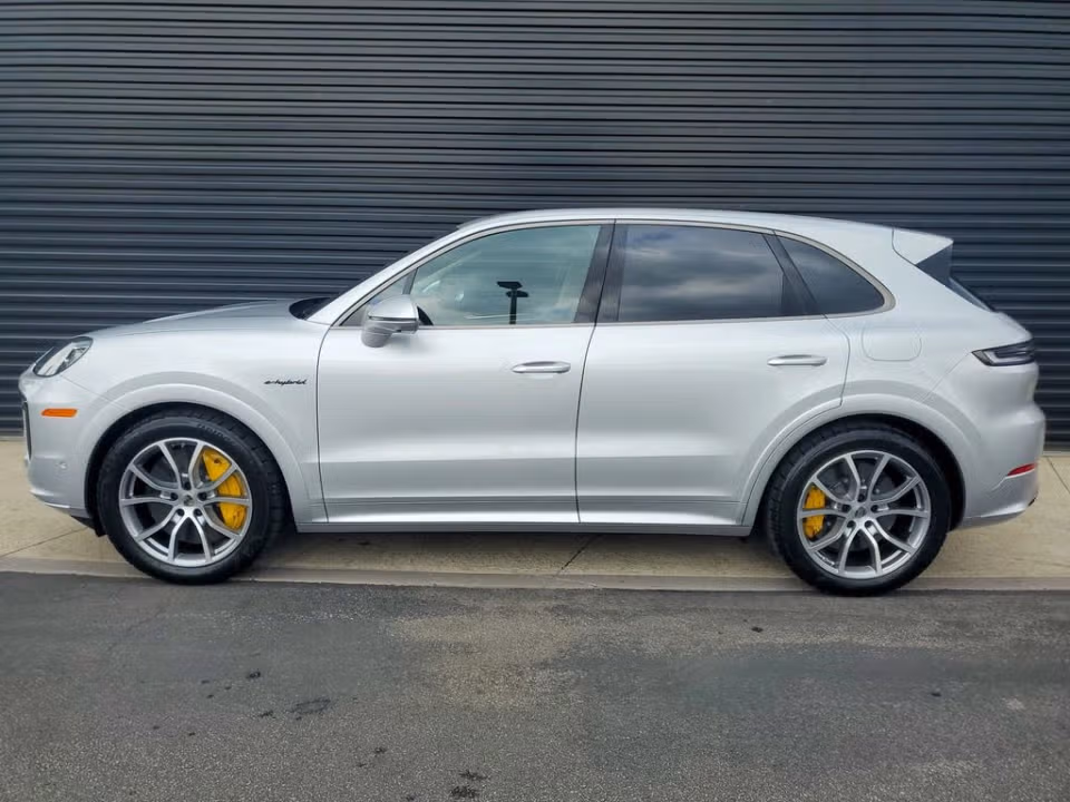 2025 Porsche Cayenne Turbo E-Hybrid - Photo 11