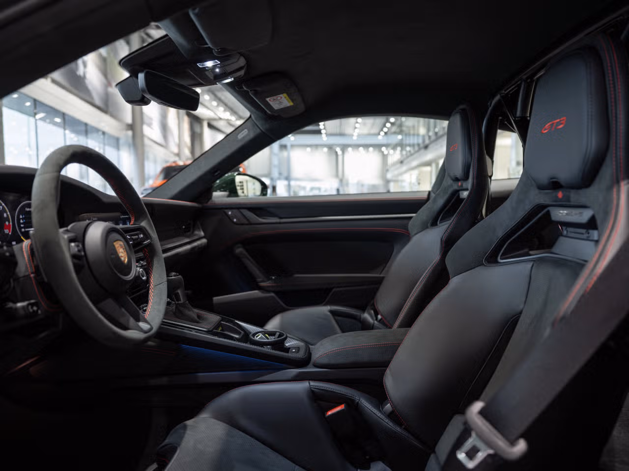 Visualizza 2026 Porsche 911 GT3, Interno, Interni con finiture in pelle/Race-Tex estese nere con colore a contrasto rosso India, 4 nella galleria