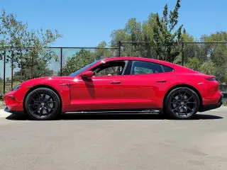 2025 Porsche Taycan GTS - Photo 13