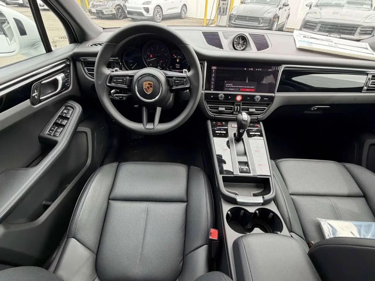 2026 Porsche Macan T - Photo 32