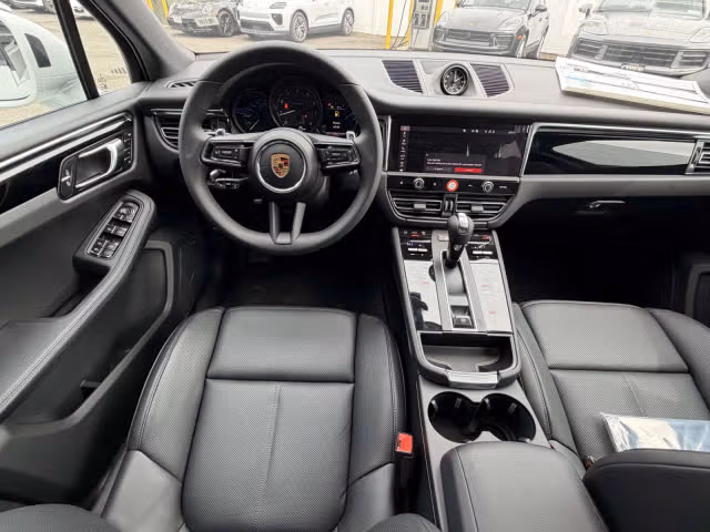 2026 Porsche Macan T - Photo 26