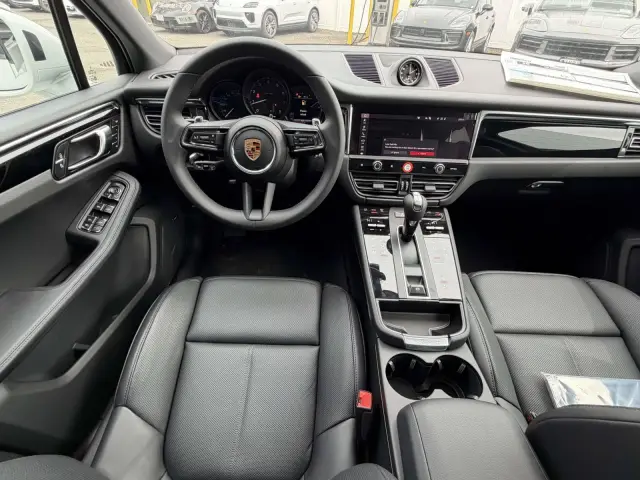 2026 Porsche Macan T - Photo 30