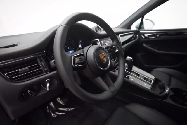 2026 Porsche Macan T - Photo 34