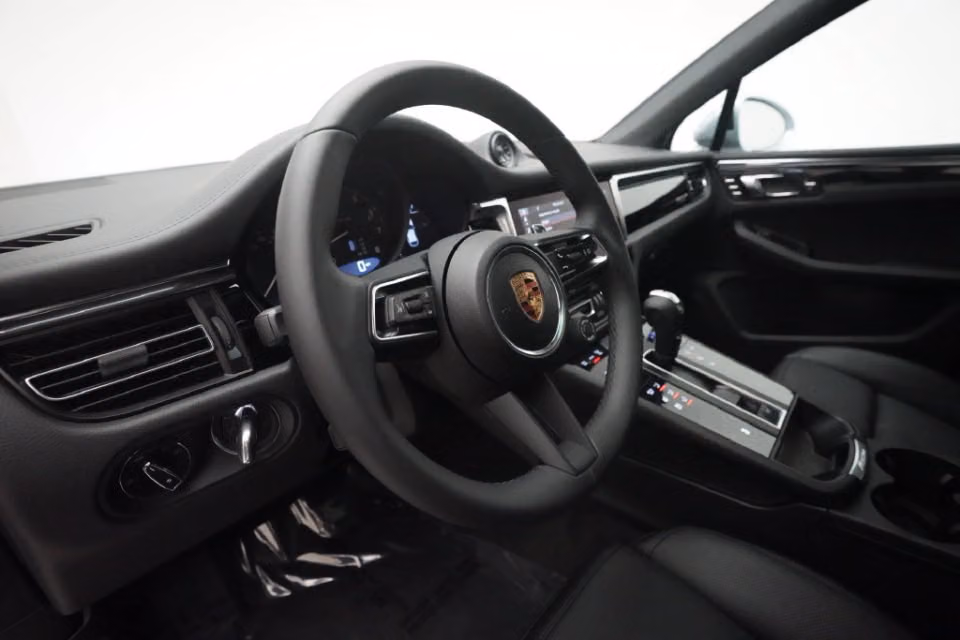 2026 Porsche Macan T - Photo 35