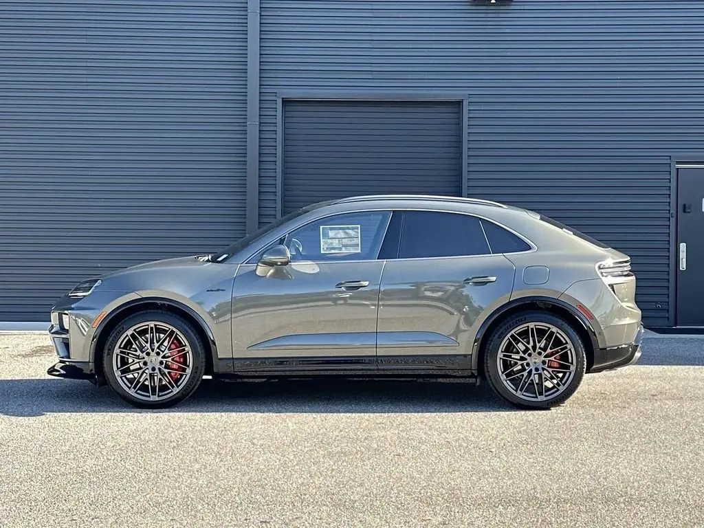 2025 Porsche Macan Turbo Electric - Photo 16