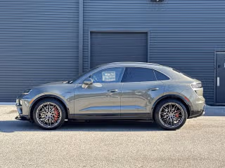 2025 Porsche Macan Turbo Electric - Photo 9
