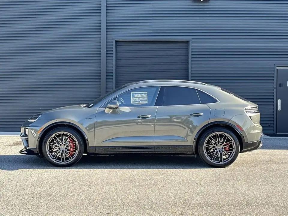 2025 Porsche Macan Turbo Electric - Photo 15