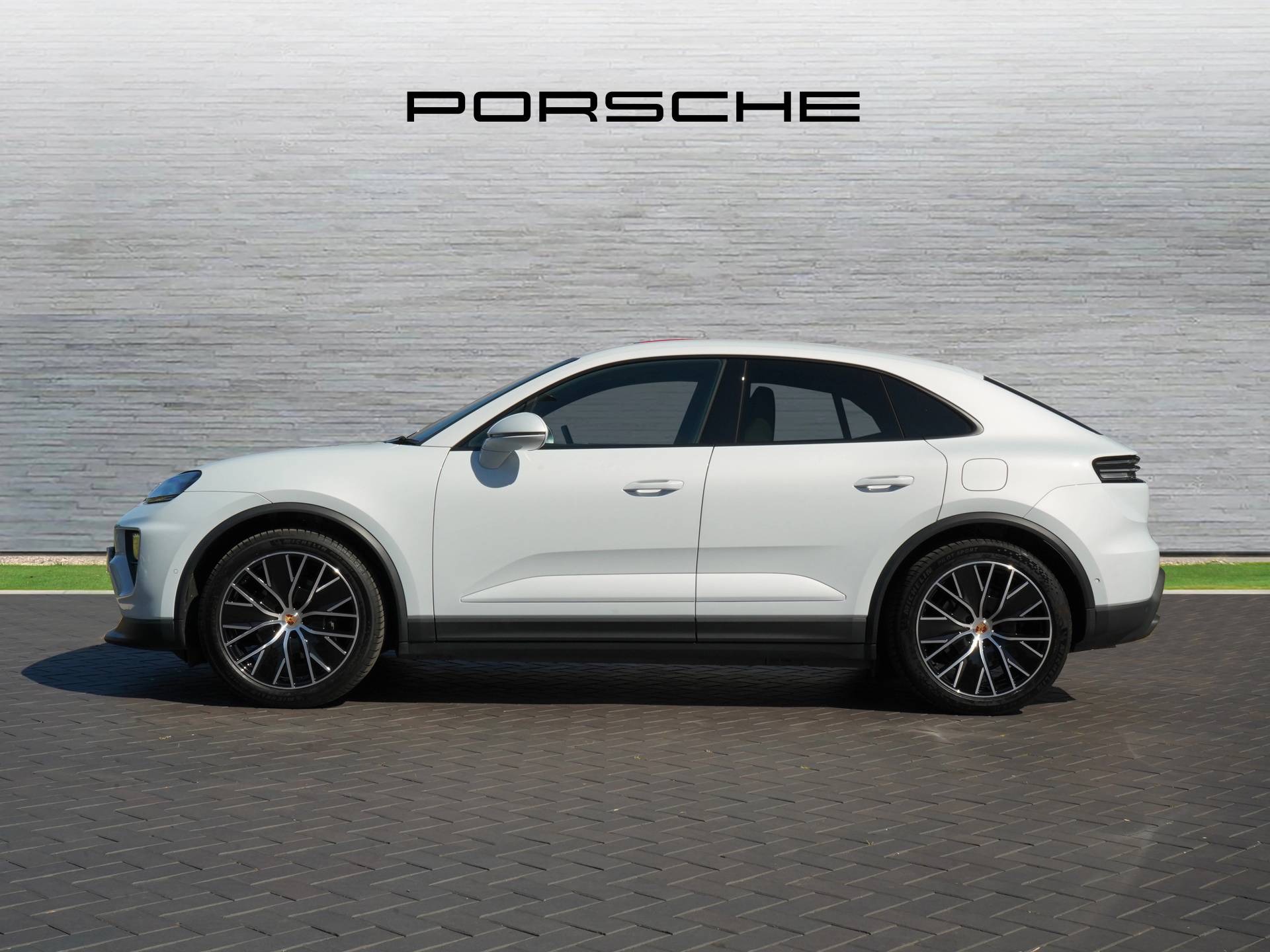 Macan, photo 2 of 40