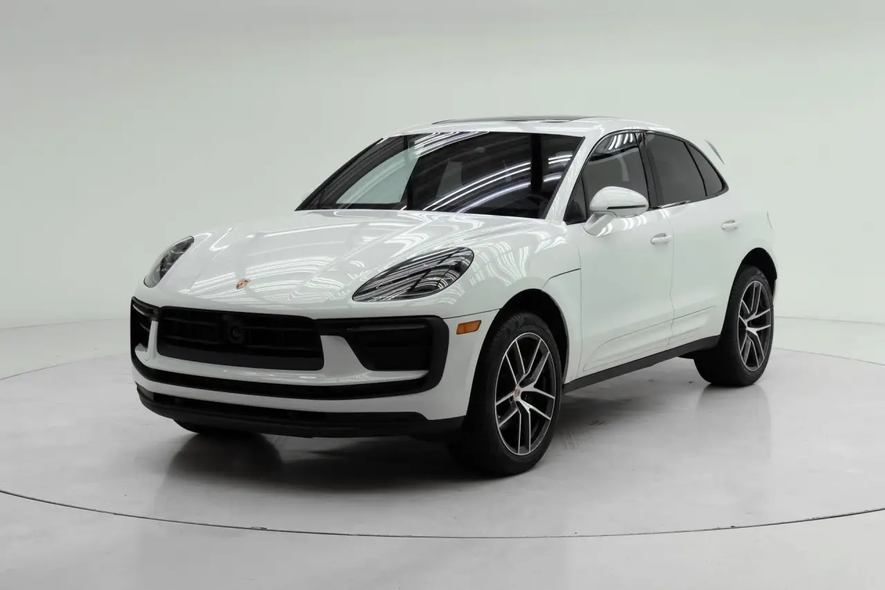 2026 Porsche Macan T - Photo 8