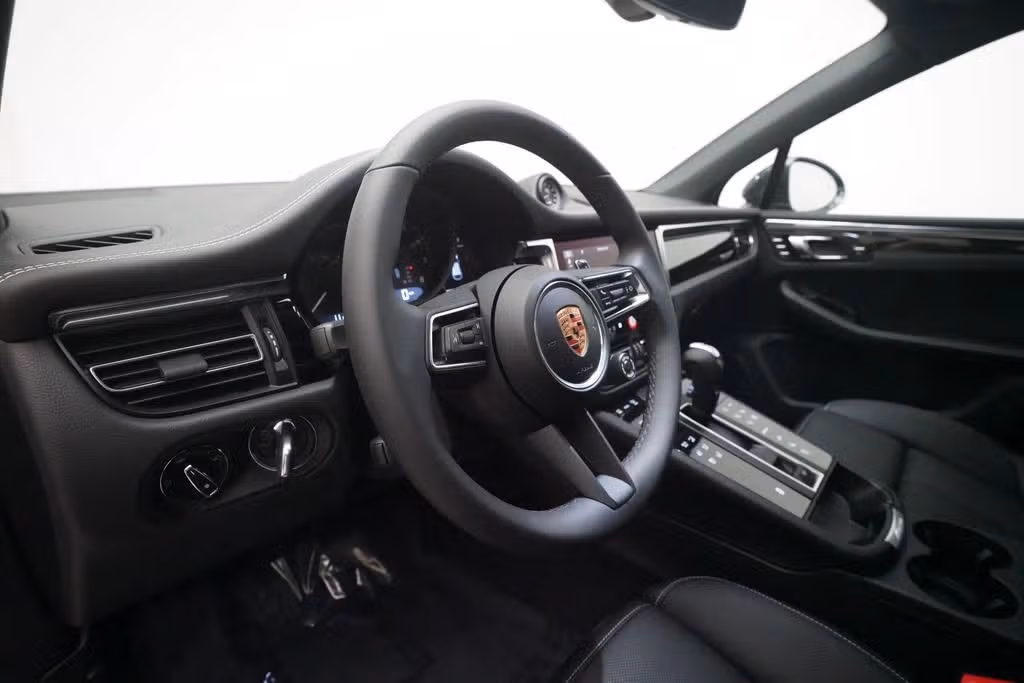 2026 Porsche Macan T - Photo 36