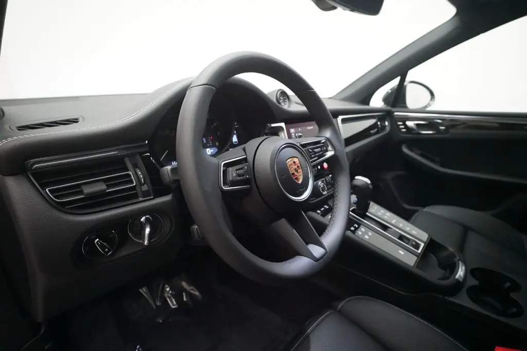 2026 Porsche Macan T - Photo 40