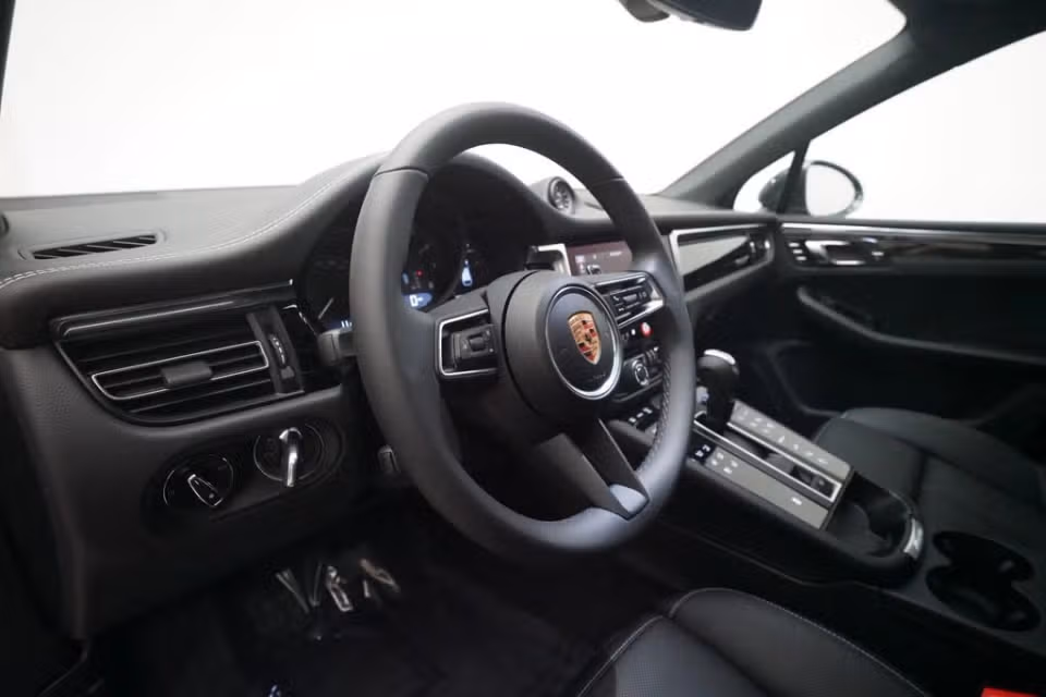2026 Porsche Macan T - Photo 35