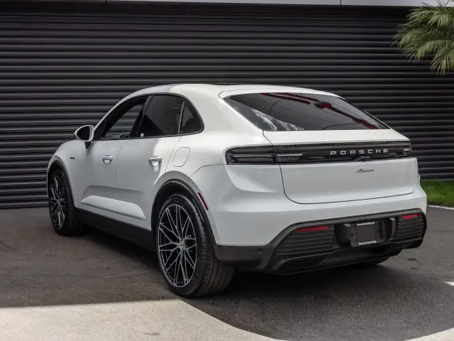 2025 Porsche Macan Base - Photo 22