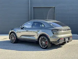 2025 Porsche Macan Turbo Electric - Photo 21