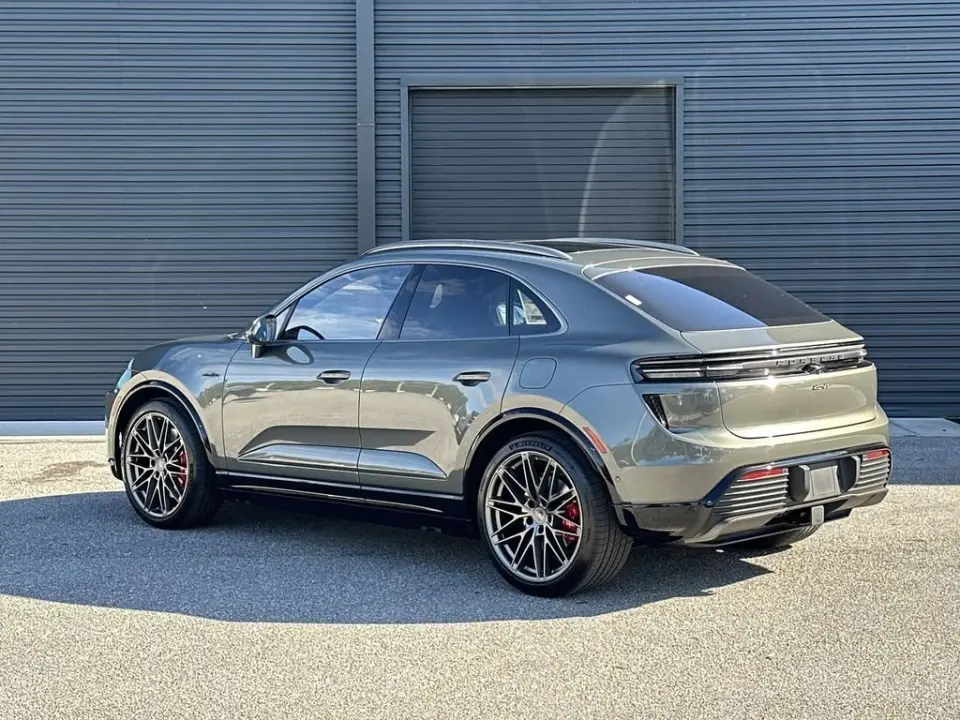 2025 Porsche Macan Turbo Electric - Photo 23