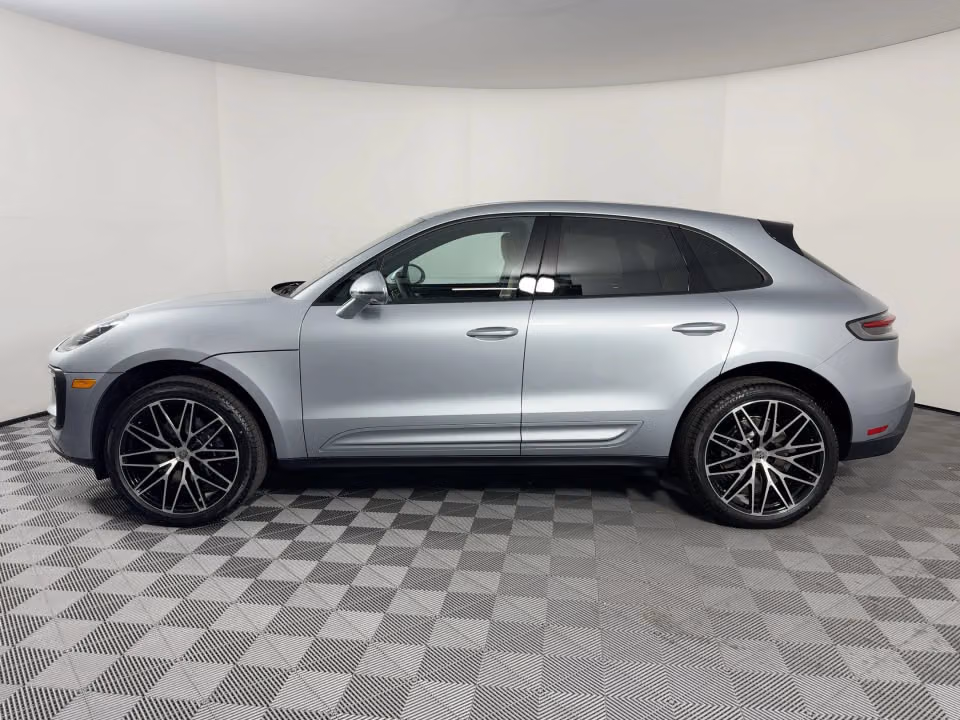 2026 Porsche Macan T - Photo 11