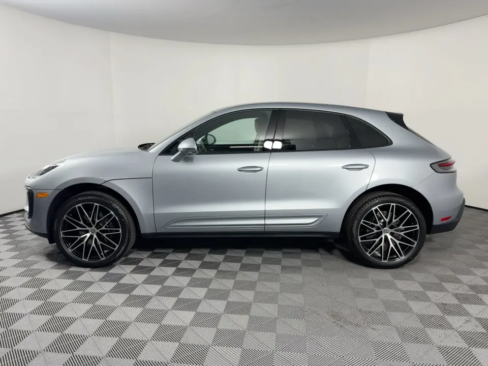 2026 Porsche Macan T - Photo 15