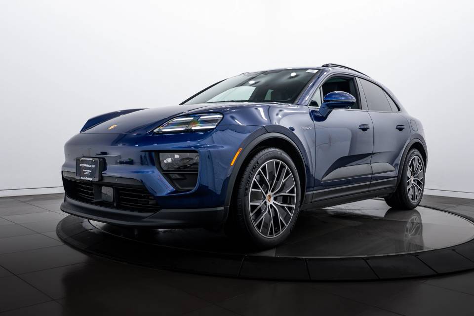 2025 Porsche Macan Base