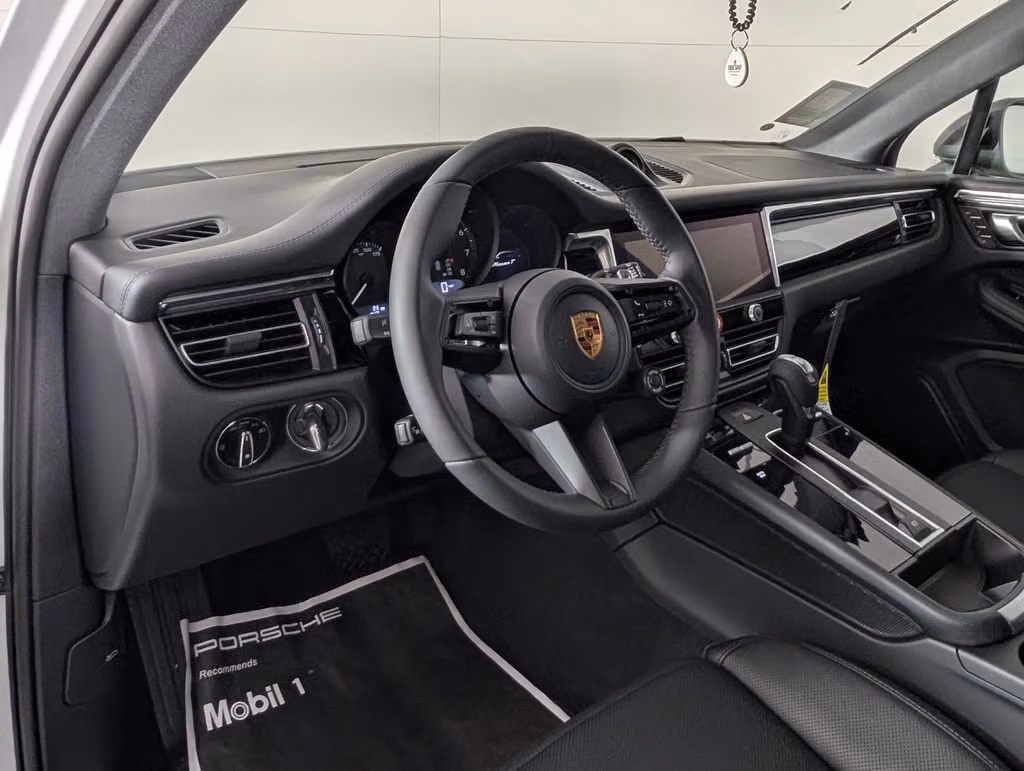 2026 Porsche Macan T - Photo 28