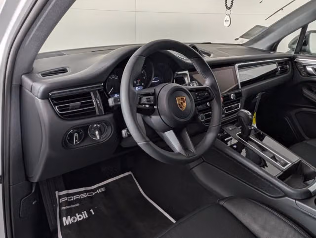 2026 Porsche Macan T - Photo 26