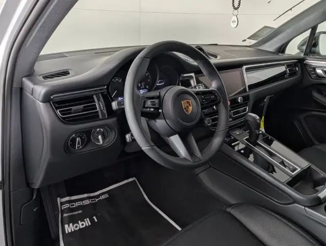 2026 Porsche Macan T - Photo 30