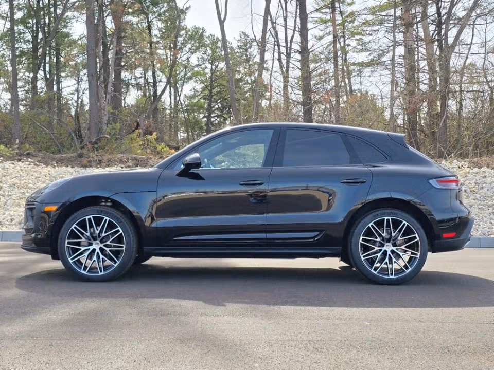 2026 Porsche Macan T - Photo 11