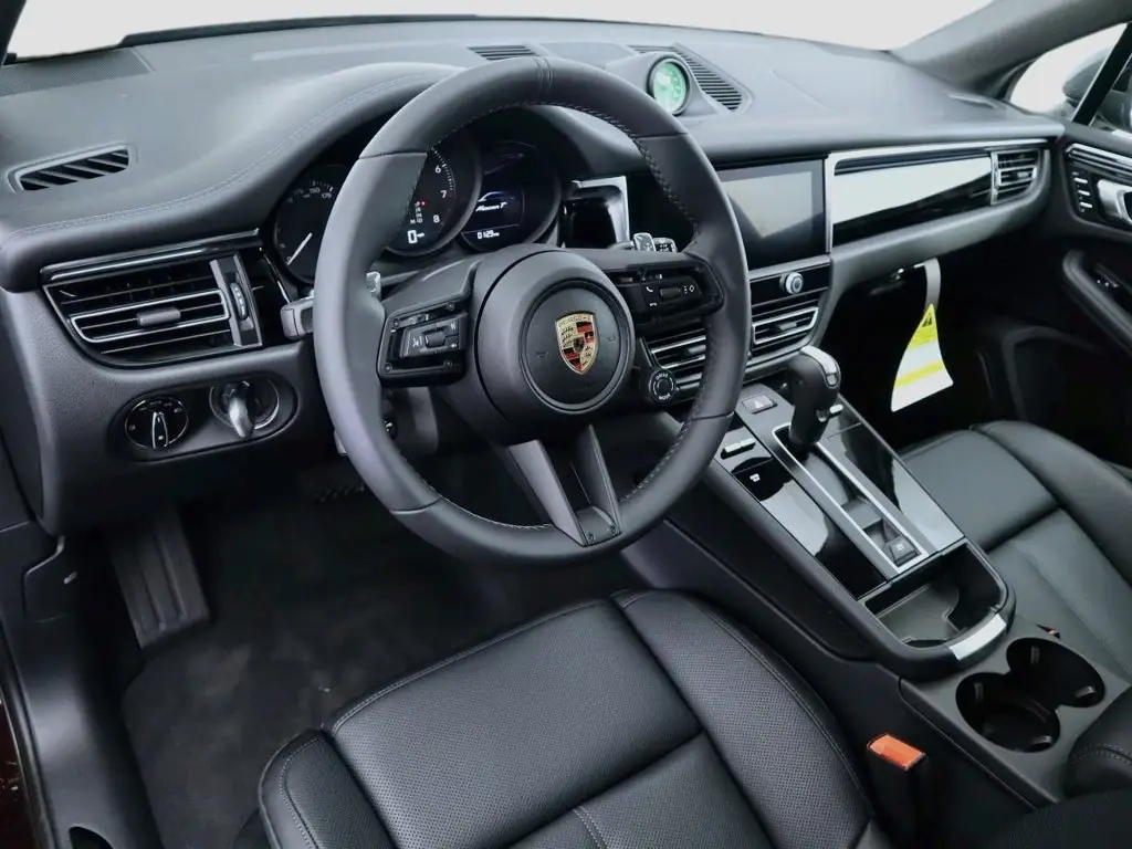 2025 Porsche Macan T - Photo 32