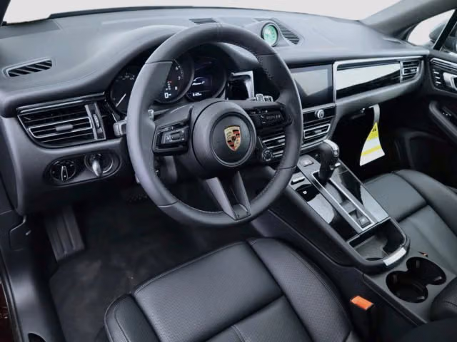 2025 Porsche Macan T - Photo 26