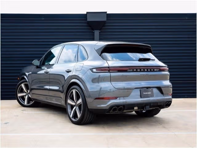 2025 Porsche Cayenne Turbo E-Hybrid - Photo 18