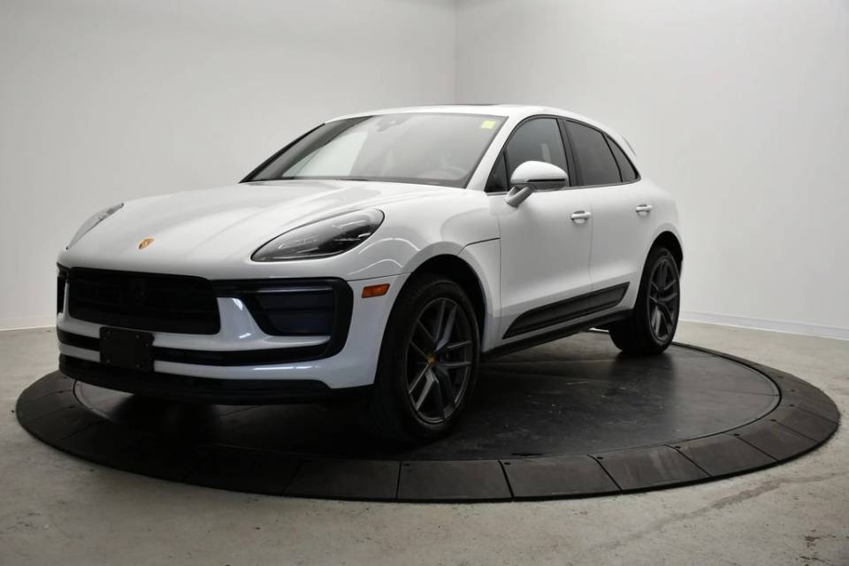 2023 Porsche Macan  AWD photo